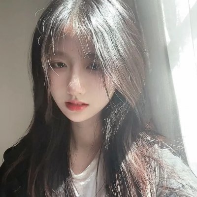 晨曦中的女孩